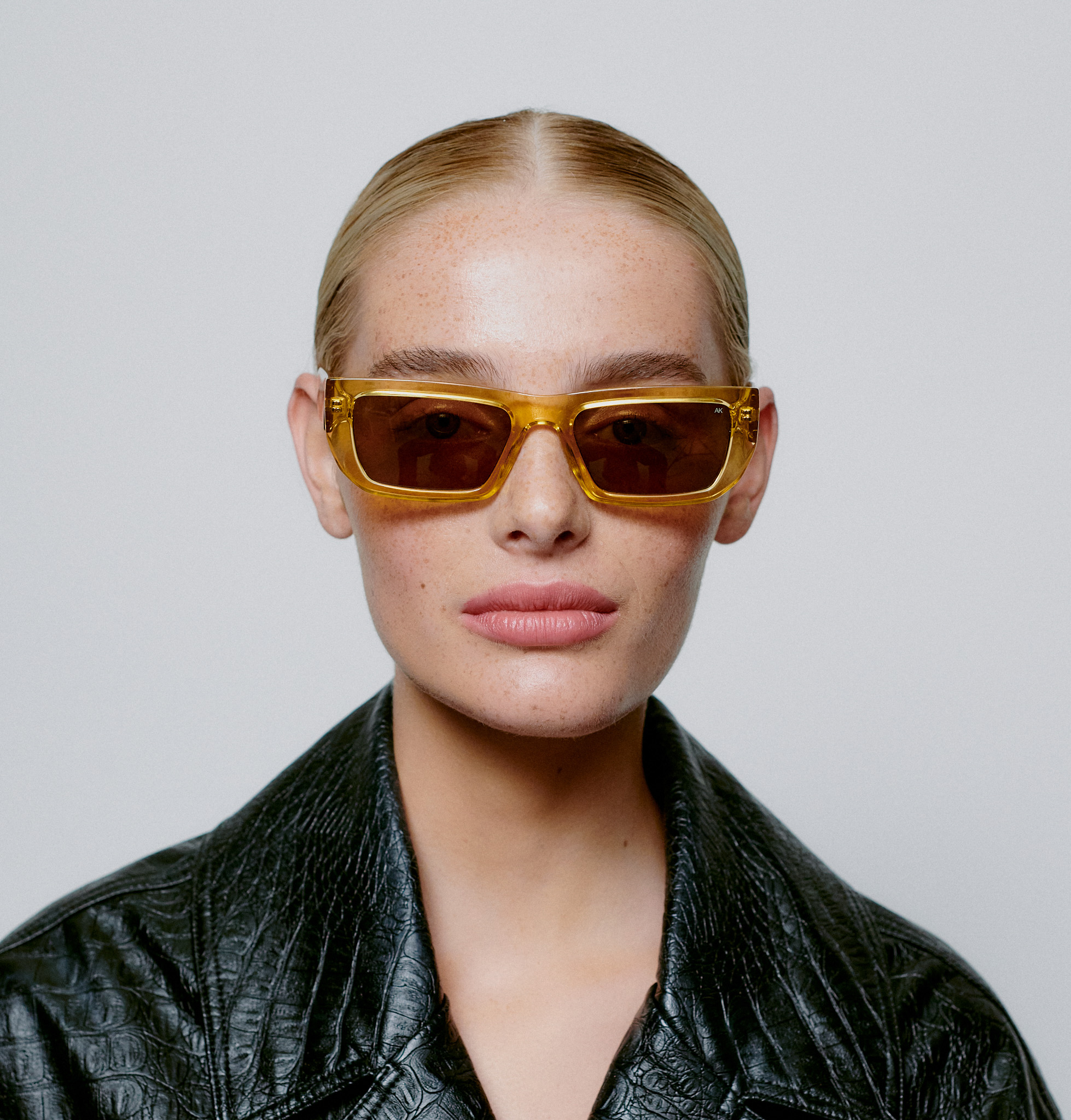 A.KJAERBEDE_FAME_KL2206_YELLOW-TRANSPARENT_FRONT_WOMAN