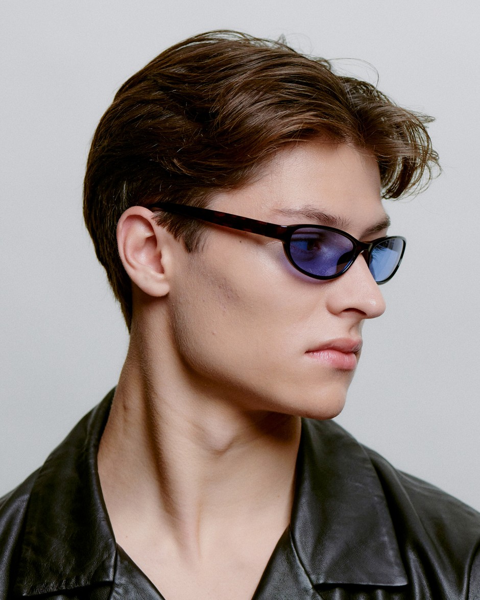 A.KJÆRBEDE_ALEXA_KL2603_DEMITORTOISE_SIDE_MAN