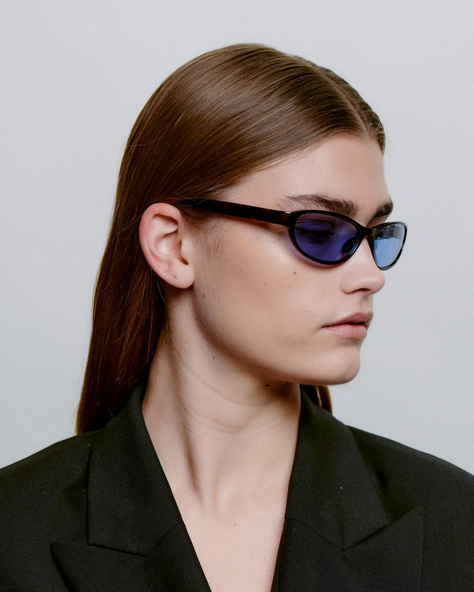 A.KJÆRBEDE_ALEXA_KL2603_DEMITORTOISE_SIDE_WOMAN