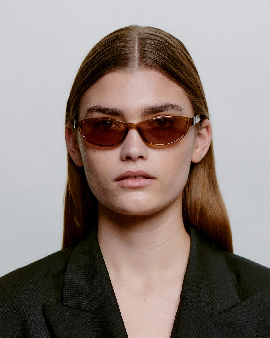 A.KJÆRBEDE_ALEXA_KL2603_SMOKETRANSPARENT_FRONT_WOMAN