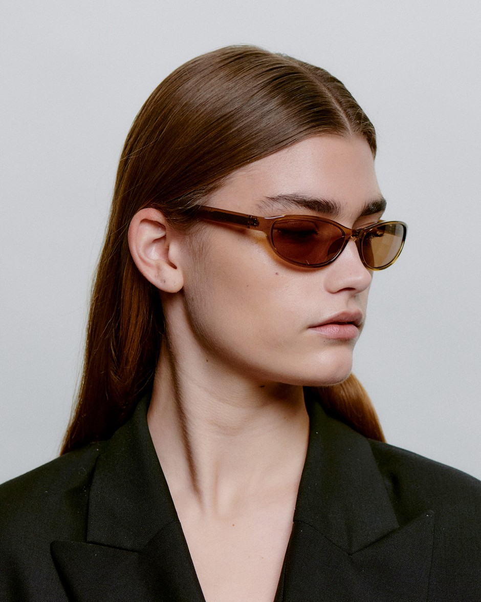 A.KJÆRBEDE_ALEXA_KL2603_SMOKETRANSPARENT_SIDE_WOMAN